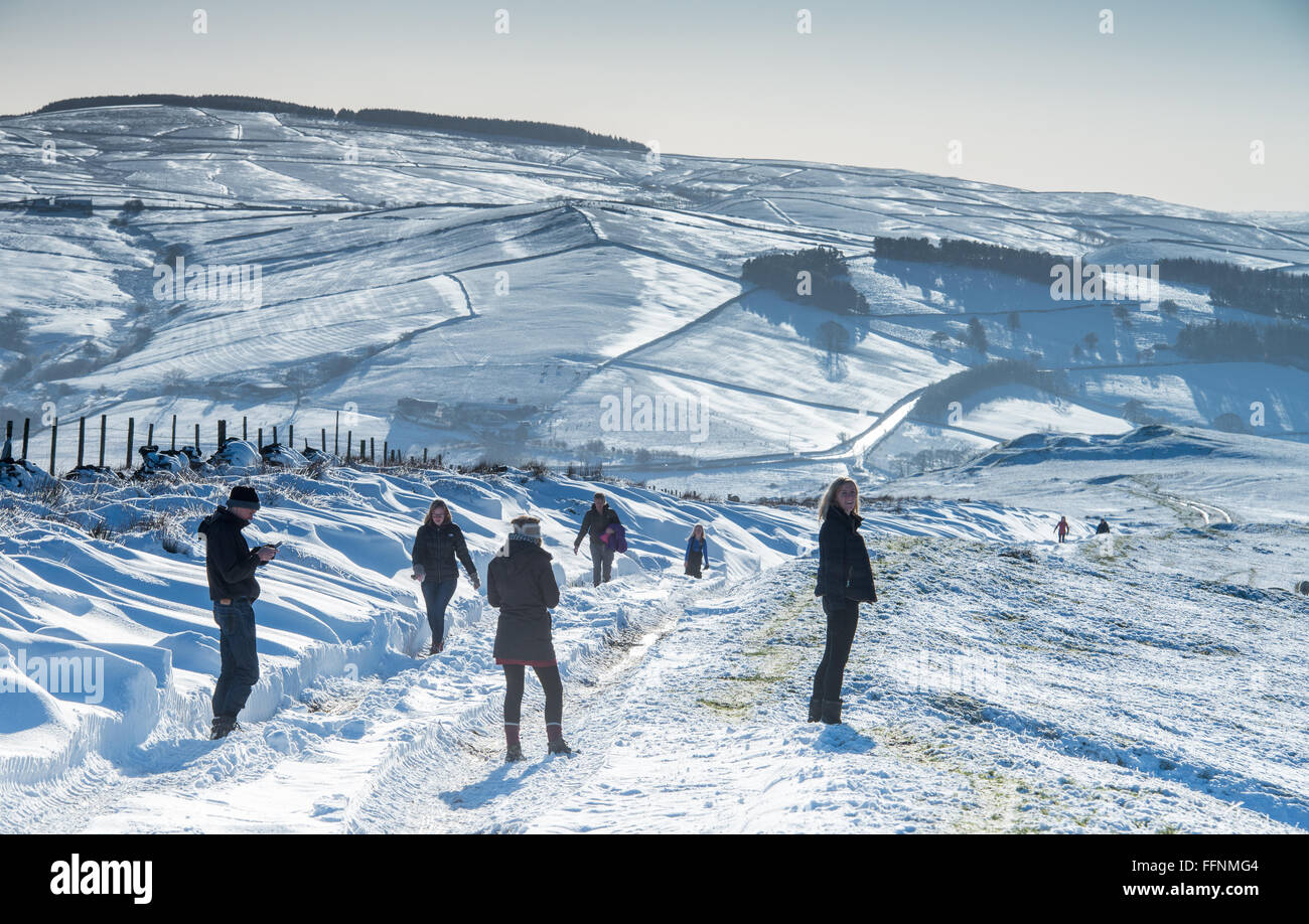 eine Gruppe von Wanderern auf Schnee bedeckt Hügel in der Nähe von Bowstones in Cheshire Stockfoto