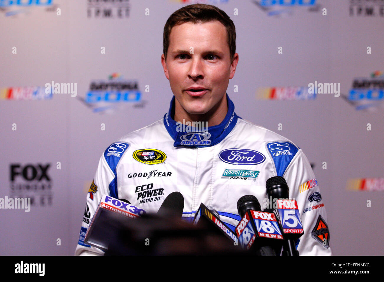 Daytona Beach, FL, USA. 16. Februar 2016. Daytona Beach, FL - 16. Februar 2016: Trevor Bayne (6) spricht zu den Medien während NASCAR Media Day auf dem Daytona International Speedway in Daytona Beach, FL. © Csm/Alamy Live-Nachrichten Stockfoto