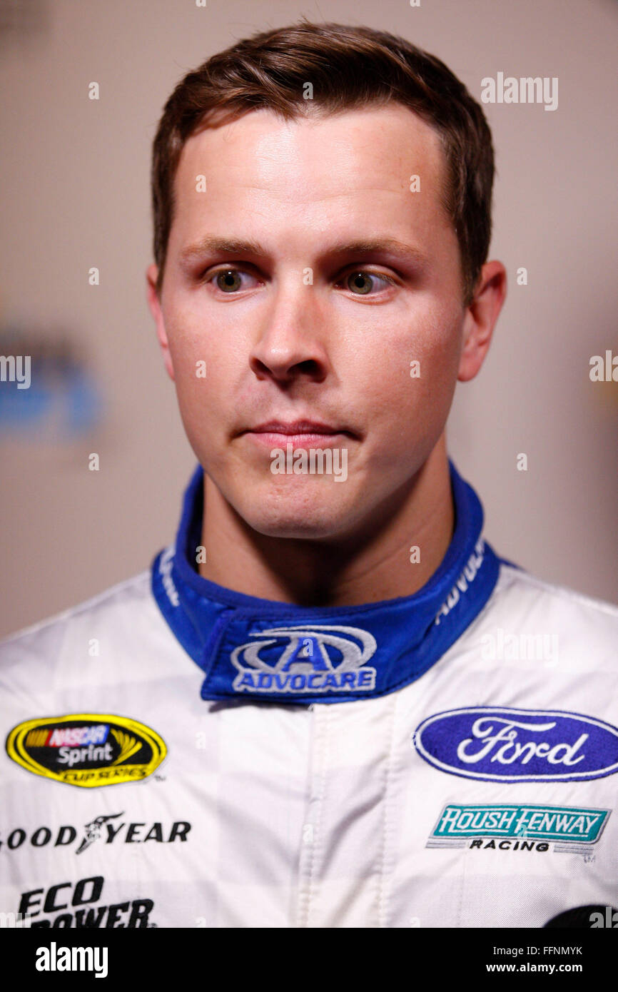 Daytona Beach, FL, USA. 16. Februar 2016. Daytona Beach, FL - 16. Februar 2016: Trevor Bayne (6) spricht zu den Medien während NASCAR Media Day auf dem Daytona International Speedway in Daytona Beach, FL. © Csm/Alamy Live-Nachrichten Stockfoto