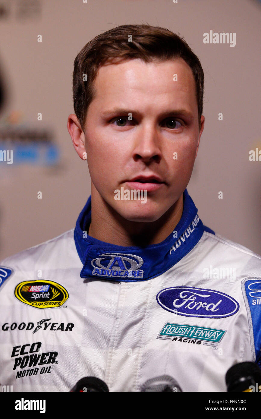 Daytona Beach, FL, USA. 16. Februar 2016. Daytona Beach, FL - 16. Februar 2016: Trevor Bayne (6) spricht zu den Medien während NASCAR Media Day auf dem Daytona International Speedway in Daytona Beach, FL. © Csm/Alamy Live-Nachrichten Stockfoto