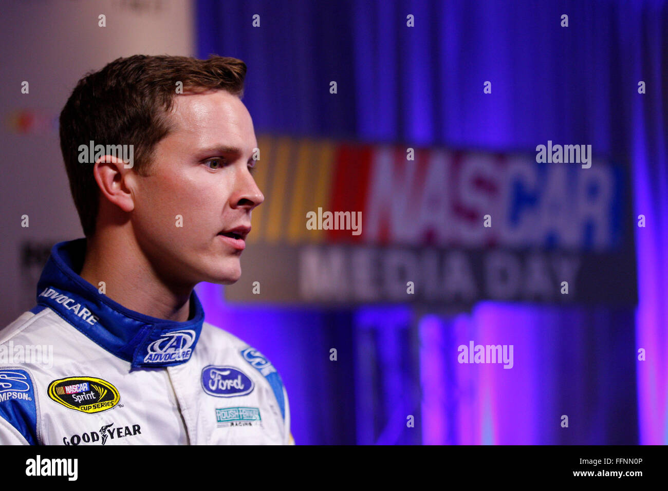 Daytona Beach, FL, USA. 16. Februar 2016. Daytona Beach, FL - 16. Februar 2016: Trevor Bayne (6) spricht zu den Medien während NASCAR Media Day auf dem Daytona International Speedway in Daytona Beach, FL. © Csm/Alamy Live-Nachrichten Stockfoto