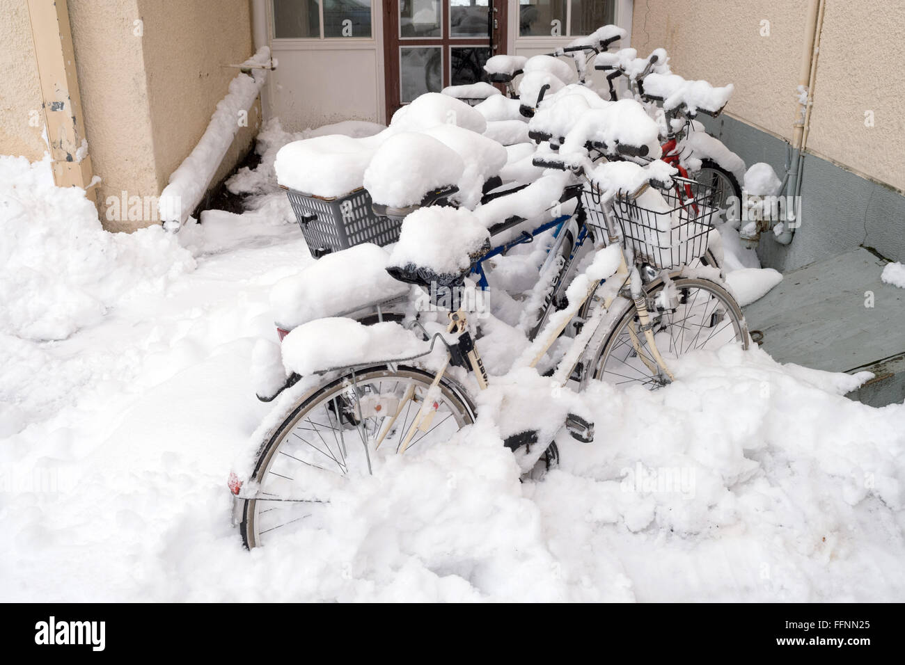 Rovaniemi, Finnland. 13. Februar 2016. Verschneite Fahrräder vor dem Eingang zu einem Haus in Rovaniemi, Finnland, 13. Februar 2016 zu sehen. Foto: Peter Endig - NO-Draht-SERVICE-/ Dpa/Alamy Live News Stockfoto