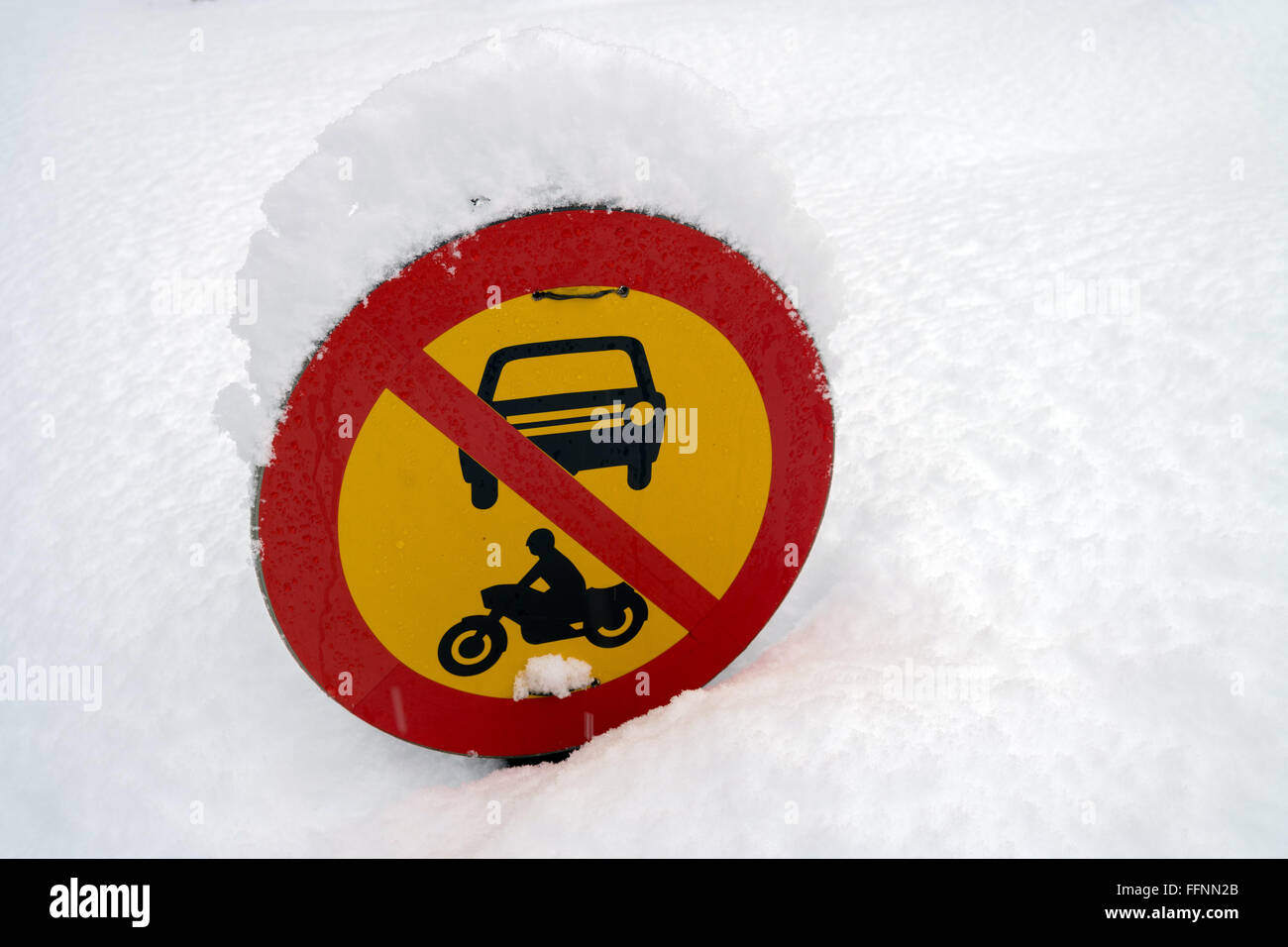 Inari, Finnland. 11. Februar 2016. Eine verbotene melden für Autos ein Motorräder in einem verschneiten Wald in der Nähe von Inari, Finnland, 11. Februar 2016. Foto: Peter Endig - NO-Draht-SERVICE-/ Dpa/Alamy Live News Stockfoto