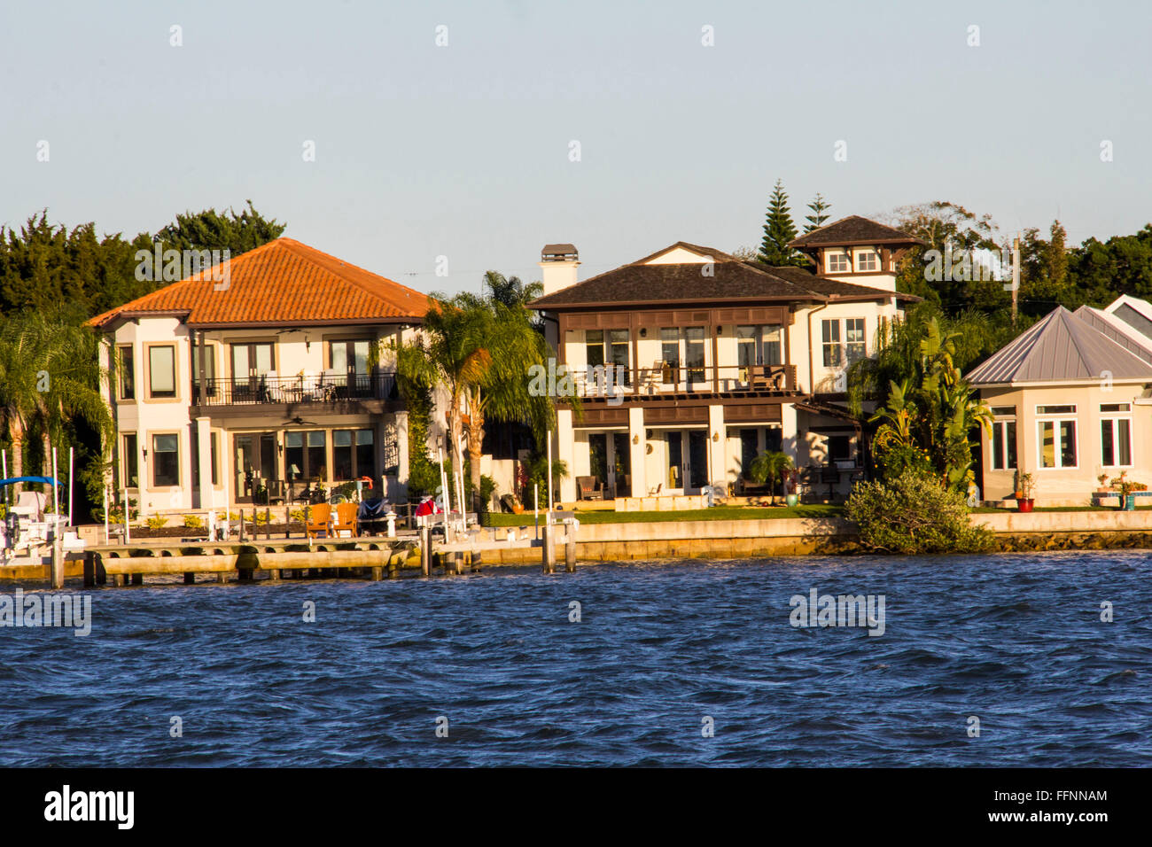 Luxus-Immobilien auf Anastasia Insel überblicken Matanzas Bay in St. Augustine, FL. Stockfoto