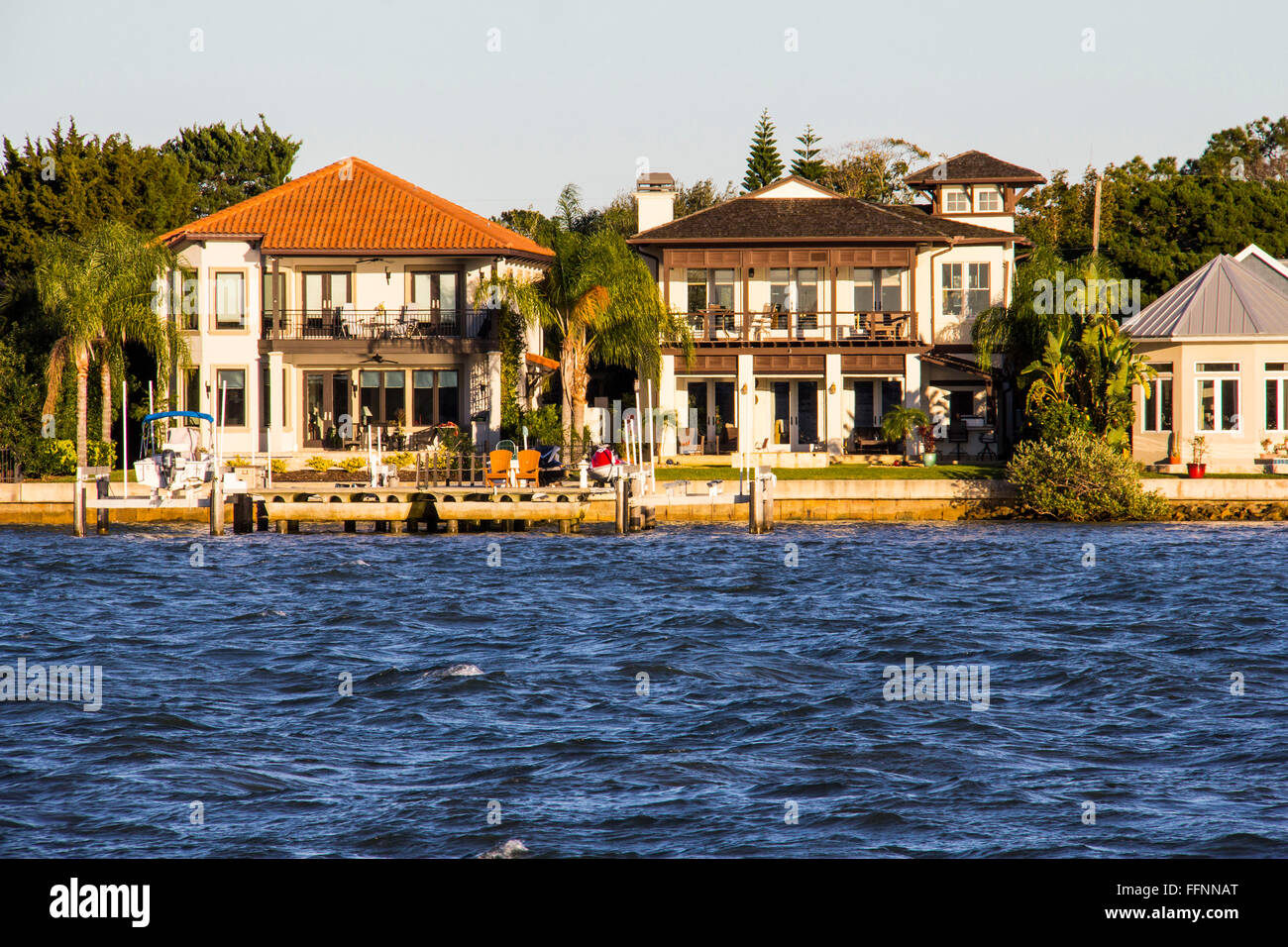 Luxus-Immobilien auf Anastasia Insel überblicken Matanzas Bay in St. Augustine, FL. Stockfoto