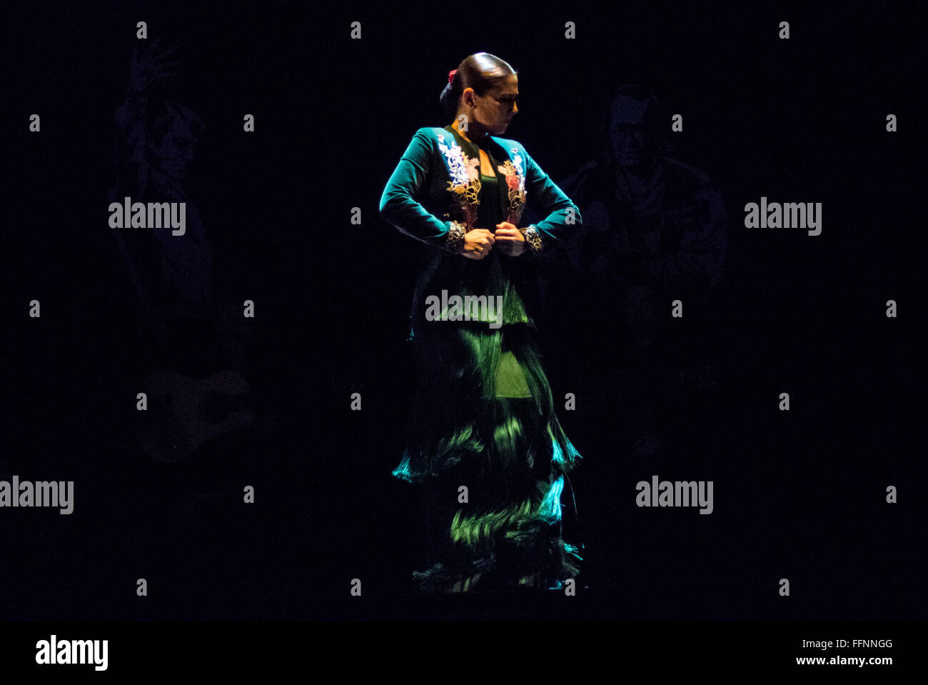 London, UK. 16. Februar 2016. Leistung des 'Soleá Por Bulería"von Ballet Flamenco Sara Baras"Voces, Suite Flamenca"als Teil des Flamenco Festival London 2016 statt am Sadler es Wells Credit: Chantal Guevara/Alamy Live News Stockfoto