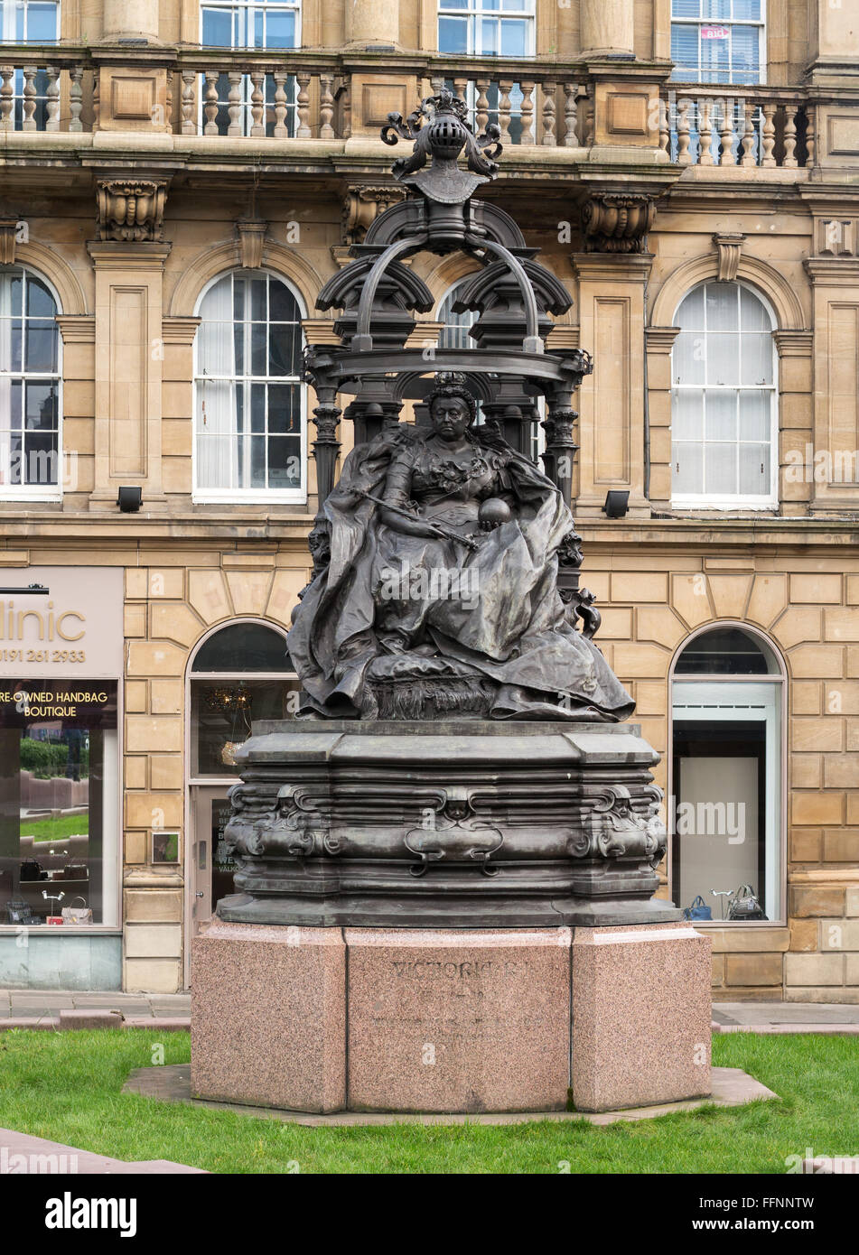 Bronze-Statue eines sitzenden Königin Victoria im St.-Nikolaus-Platz, Newcastle Upon Tyne, Nord-Ost, England, UK Stockfoto