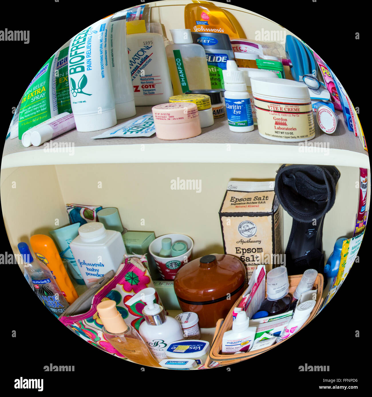 Fisheye Überblick nach Hause Hausapotheke Regale voller Arzneimittel, Medikamente, Salben, Bandagen, Salben und Kontaktanzeigen Stockfoto