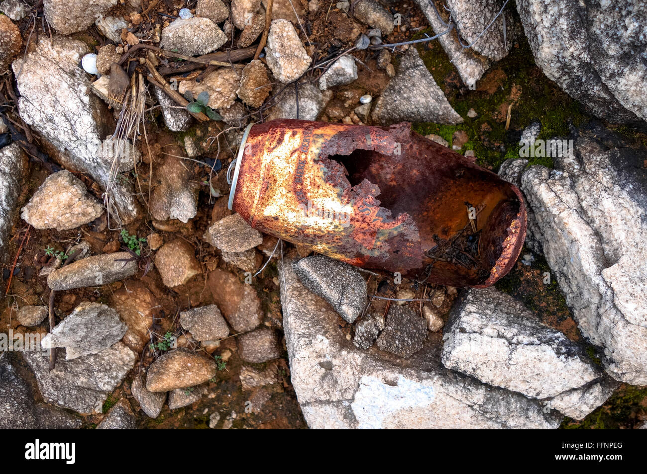 Rostige Bierdose alte Zinn links hinter in Bergen. Stockfoto