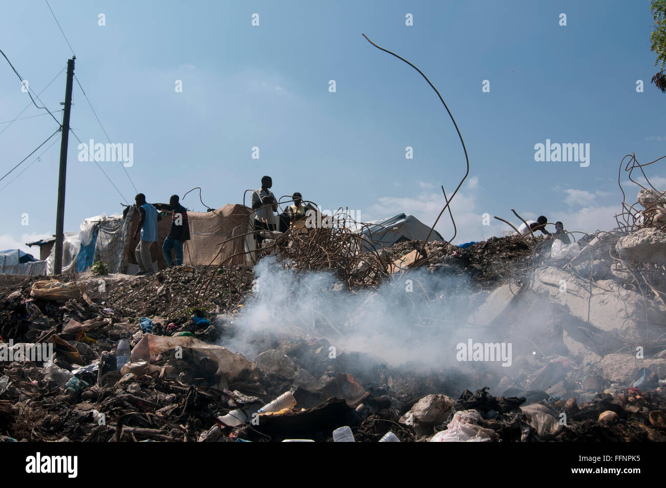 Ein dump mit brennenden Müll bei einer behelfsmäßigen Lager für Überlebende einer Stärke von 7,0 Erdbeben, das Haiti am 12. Januar 2010 schlug in Port-au-Prince eingestellt Stockfoto