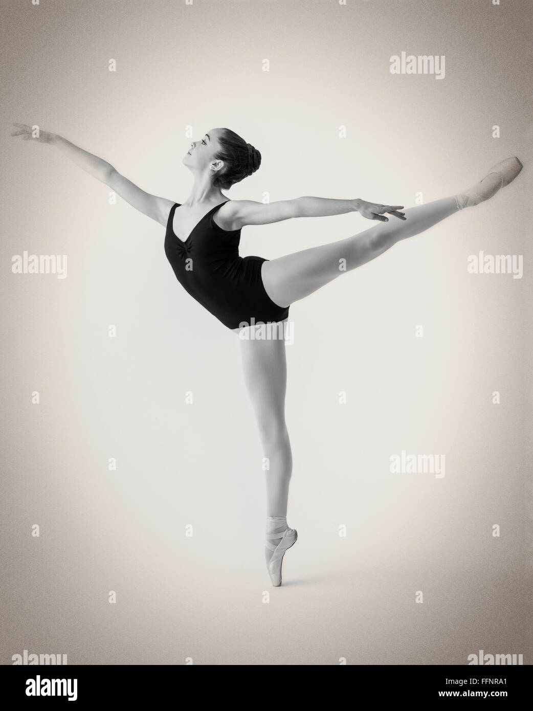 Schwarzen & weißen Studio Foto von weiblichen Teenager Ballerina Tänzerin eine Arabeske durchführen Stockfoto