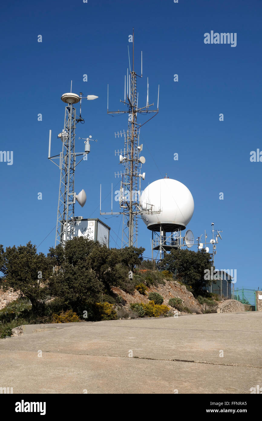 Wetter-Radar, Wetter-Überwachungsradar, Doppler Radar, neben Antennen, Antennen auf Mijas Berg, Andalusien, Spanien. Stockfoto