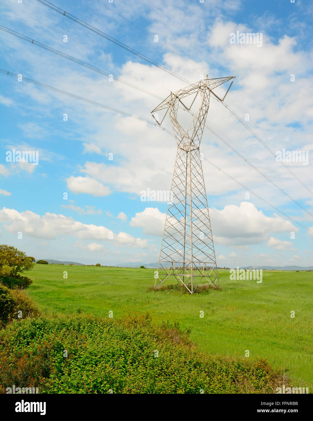 Fernmeldeturm auf dem Lande bei bewölktem Himmel Stockfoto