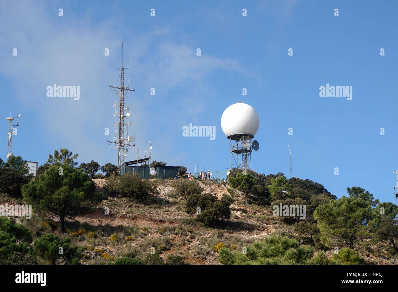 Wetter-Radar, Wetter-Überwachungsradar, Doppler Radar, neben Antennen, Antennen auf Mijas Berg, Andalusien, Spanien. Stockfoto