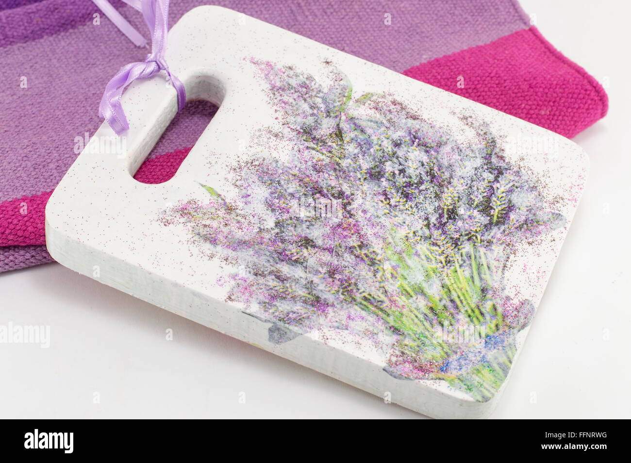Serviettentechnik dekoriert Küche Tablett mit Blumenmuster Stockfoto