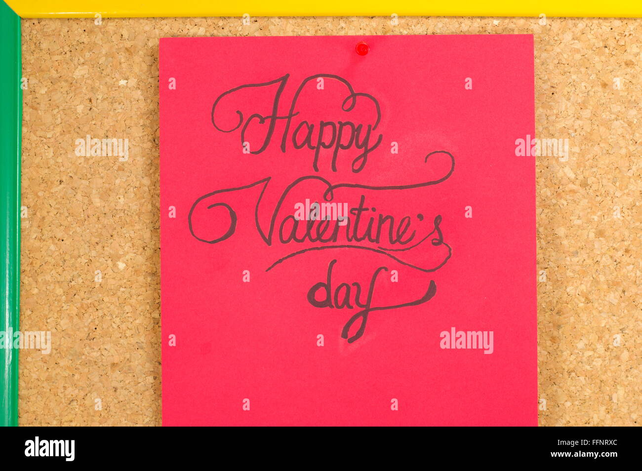 rote Karte mit einem handschriftlichen Happy Valentine Inschrift auf einem Brett Stockfoto