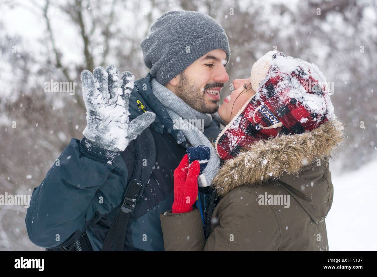 Romantisch zu zweit in der Liebe im Freien an einem verschneiten Wintertag Stockfoto