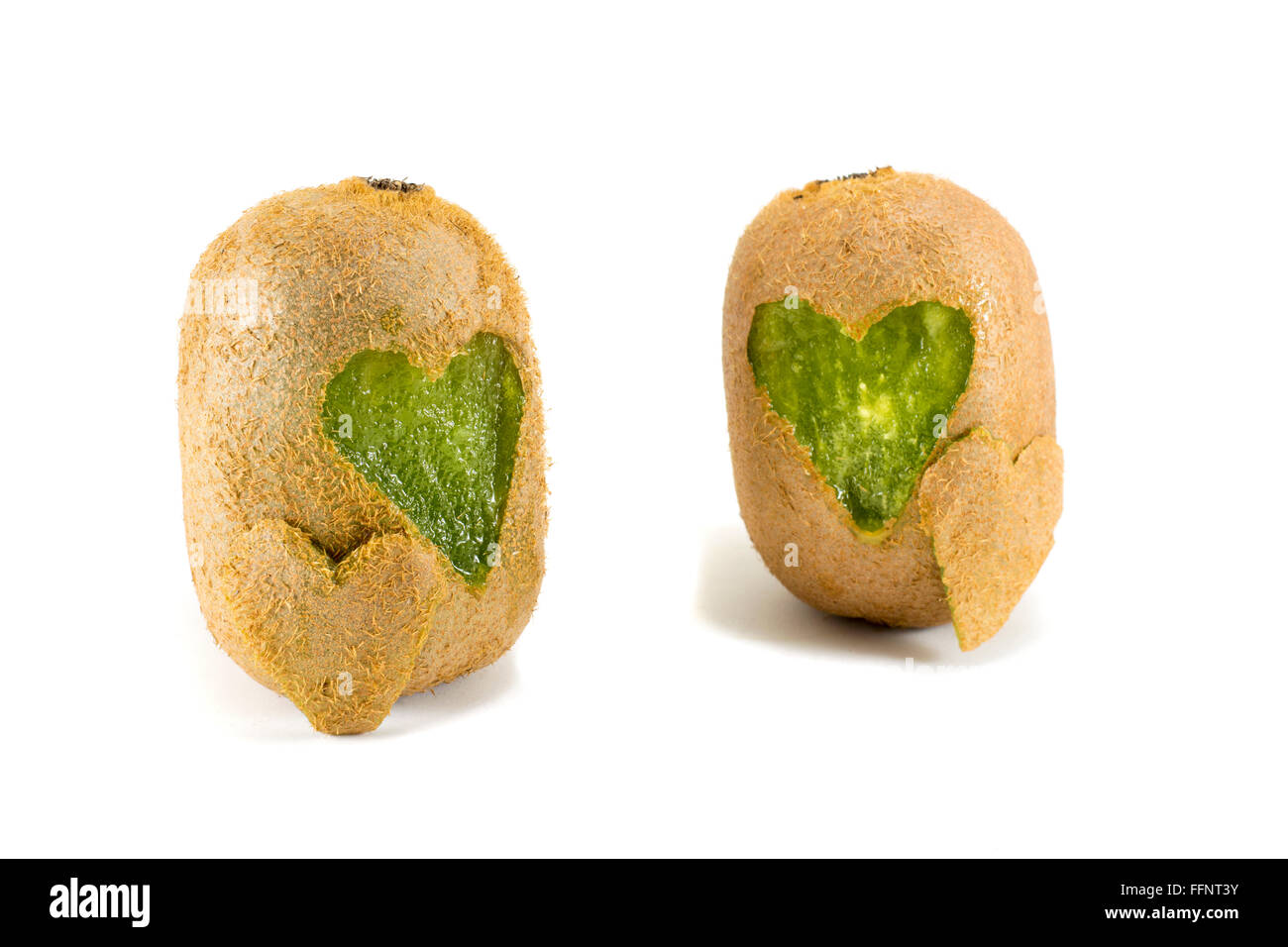 Kiwis mit Herzformen geschnitzt in seine Haut isoliert Stockfoto
