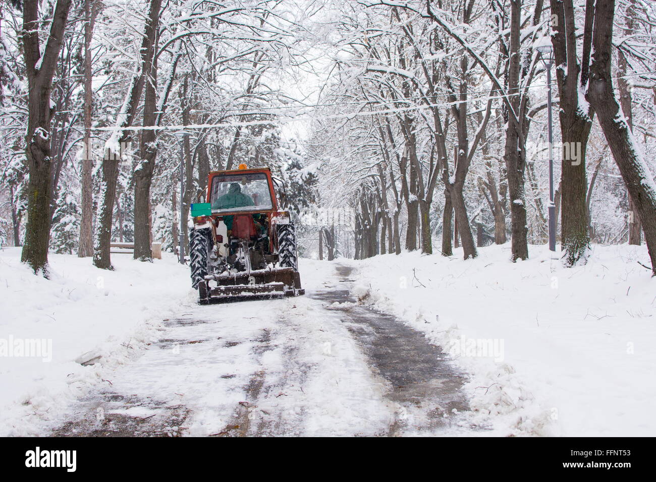 Bagger, die Reinigung der Straßen von den schweren Schnee Stockfoto