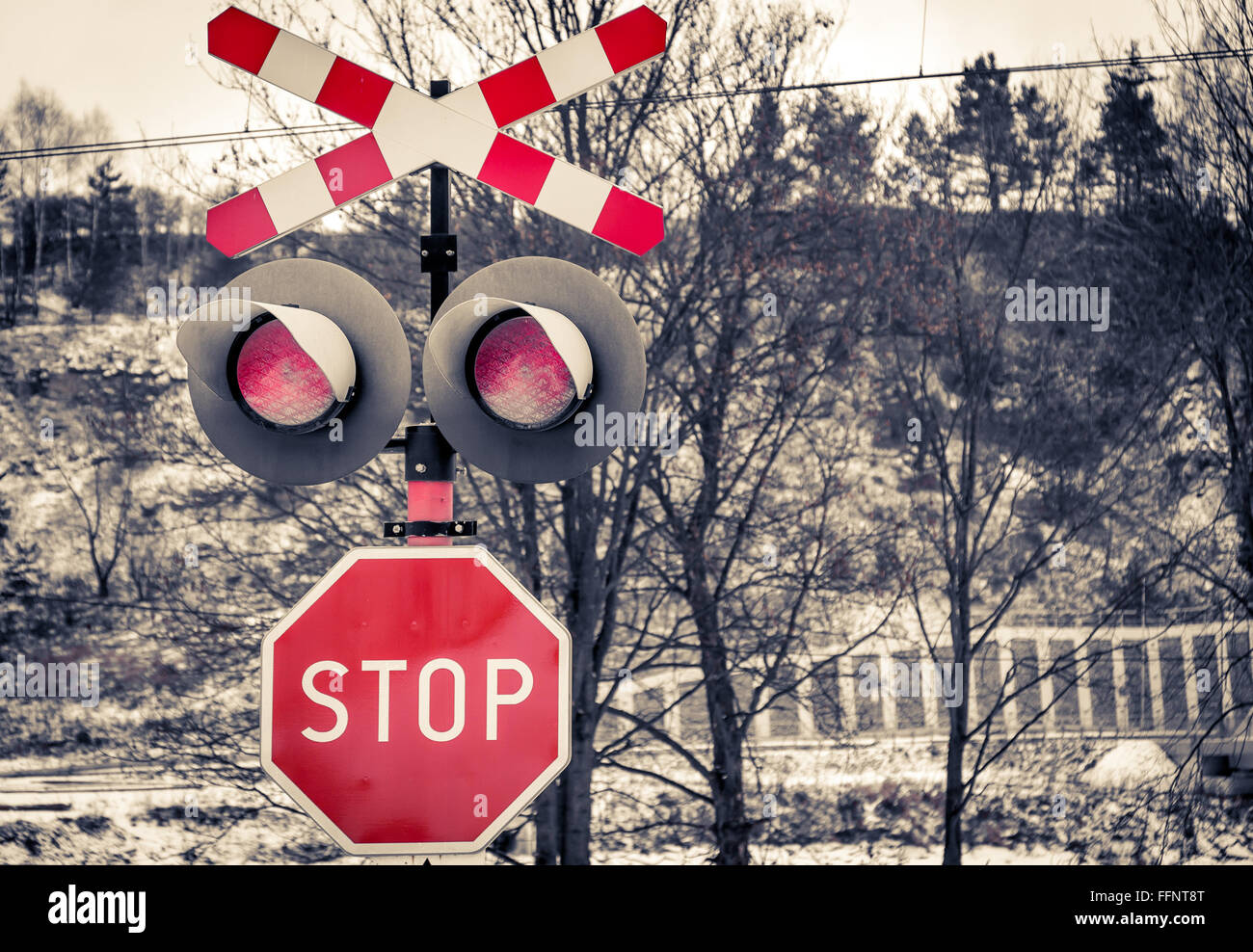 Rote Eisenbahn Warnschild gegen den Backgroud Land Winterlandschaft Stockfoto