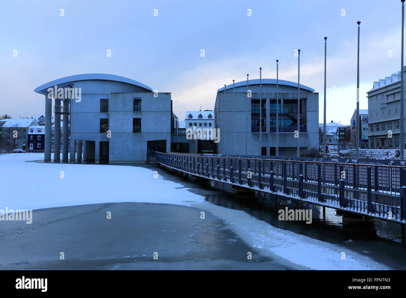 Winter Schnee gradom gefrorenen Tjörnin See, Rathaus, Reykjavik, Island. Stockfoto