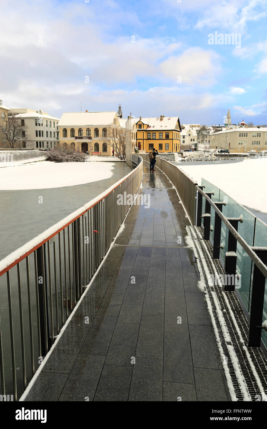 Winter Schnee gradom gefrorenen Tjörnin See, Rathaus, Reykjavik, Island. Stockfoto