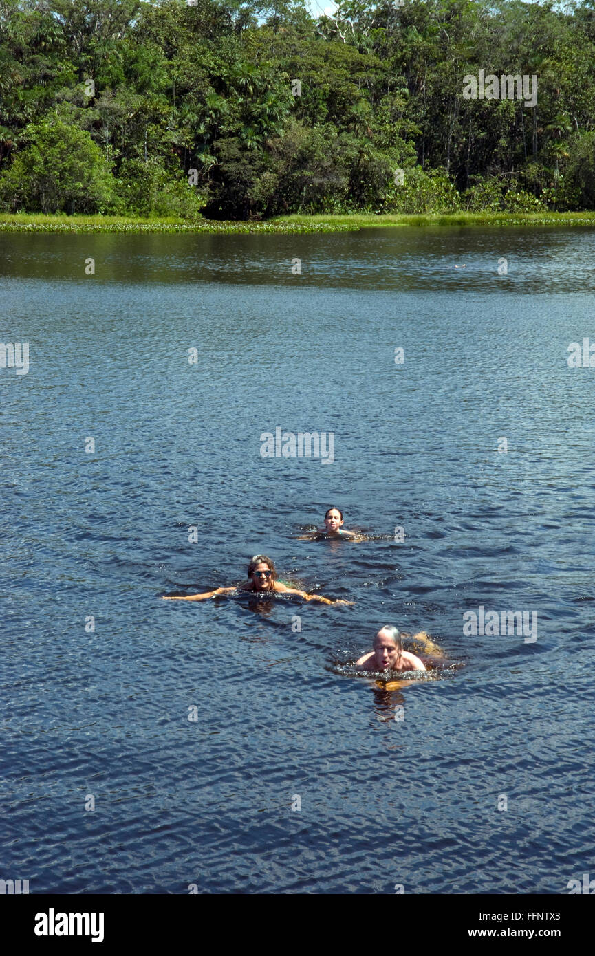 Besucher, die Schwimmen im Amazonas in Ecuador Stockfoto