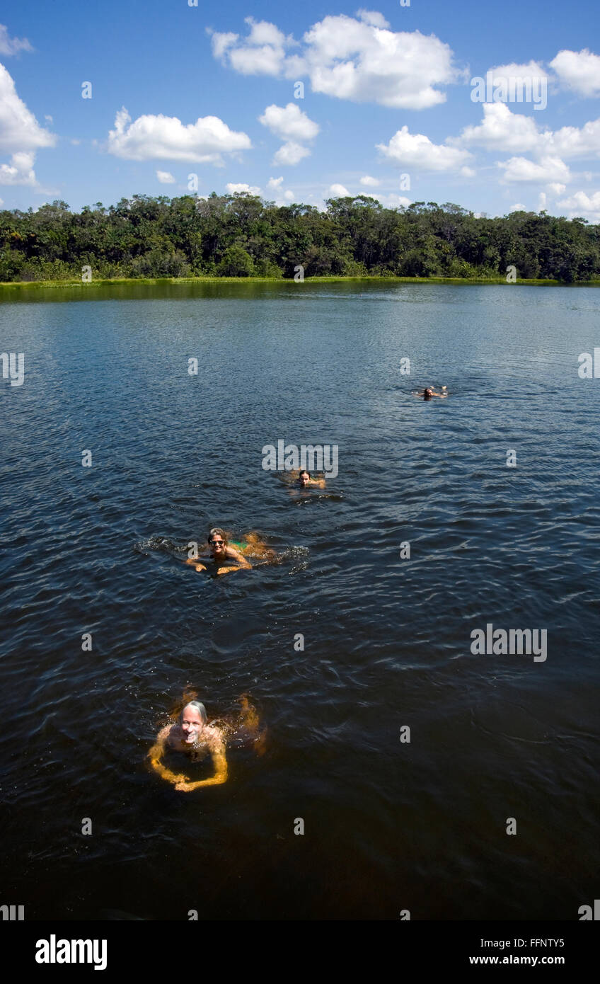 Besucher, die im Amazonasfluss in Ecuador, Südamerika, schwimmen Stockfoto