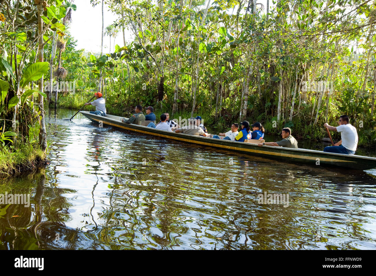 Boot mit Besuchern der Amazonas in Ecuador Touren Stockfoto