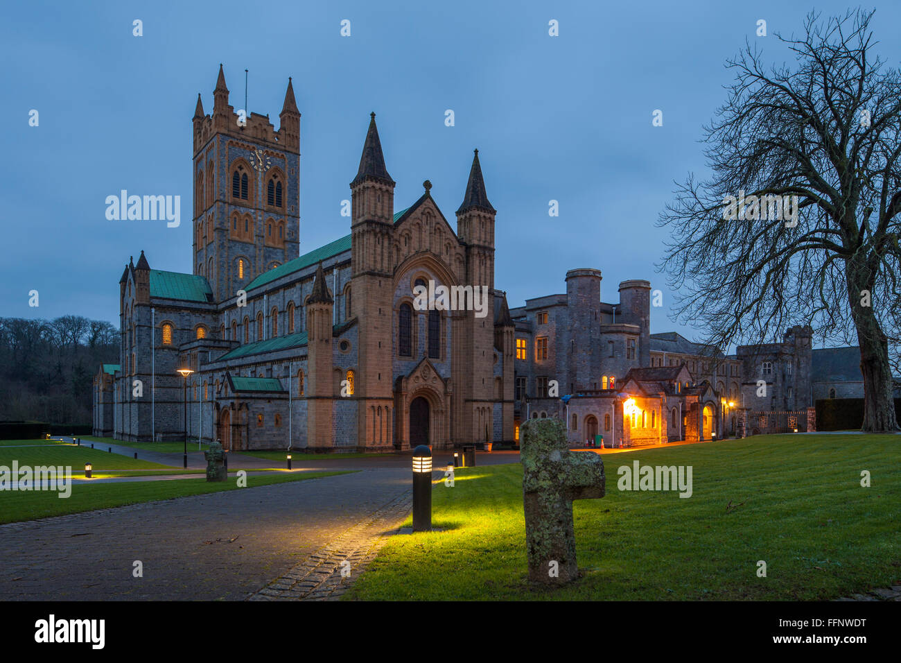 Winterabend in Buckfast Abbey, Buckfastleigh, Devon, England. Stockfoto