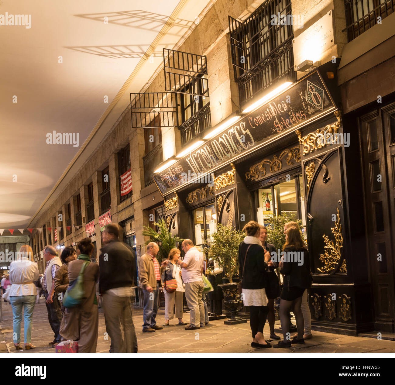 Menschen Sie Aussenbar in Bilbao, Spanien Stockfoto