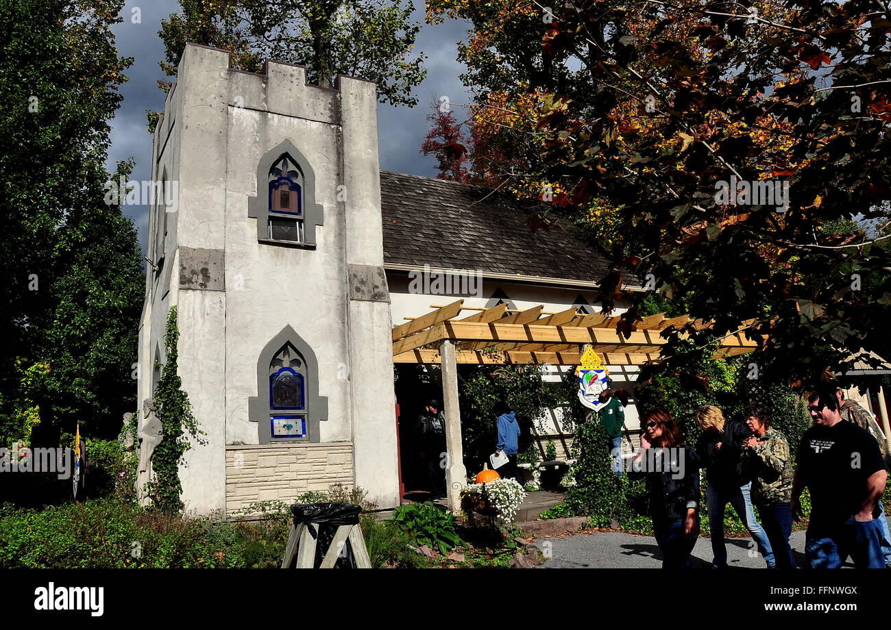 Mount Hope, Pennsylvania: Eine englische Landkirche zieht Besucher nach der jährlichen Pennsylvania Renaissance Faire Stockfoto