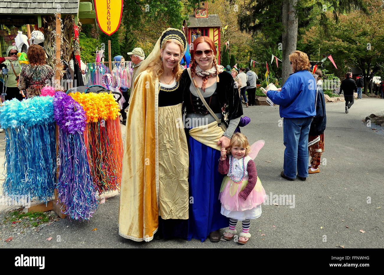 Mount Hope, Pennsylvania: Großmutter, Mutter und Tochter im Renaissance Faire Renaissance Kleidung zu tragen Stockfoto