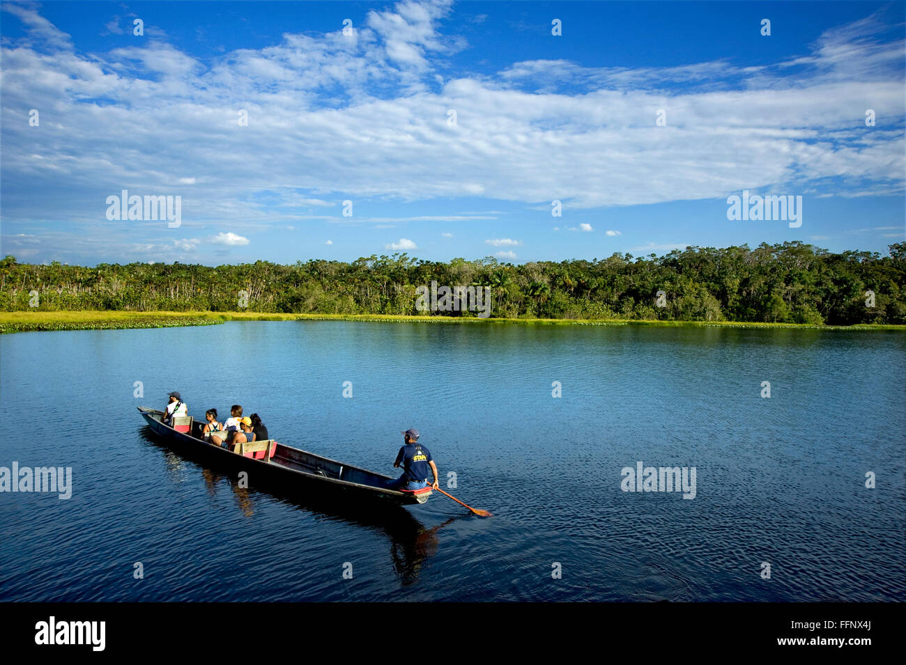 Boot mit Besuchern der Amazonas in Ecuador Touren Stockfoto