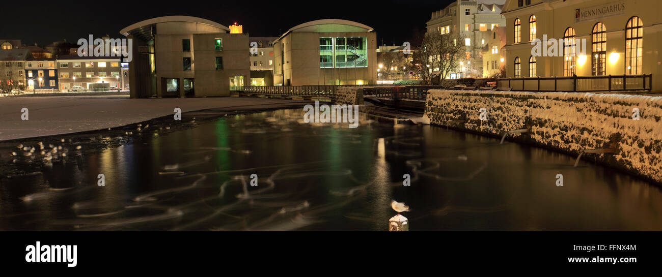 gefrorenen Tjörnin See, Rathaus von Reykjavik. Reykjavik, Island. Stockfoto