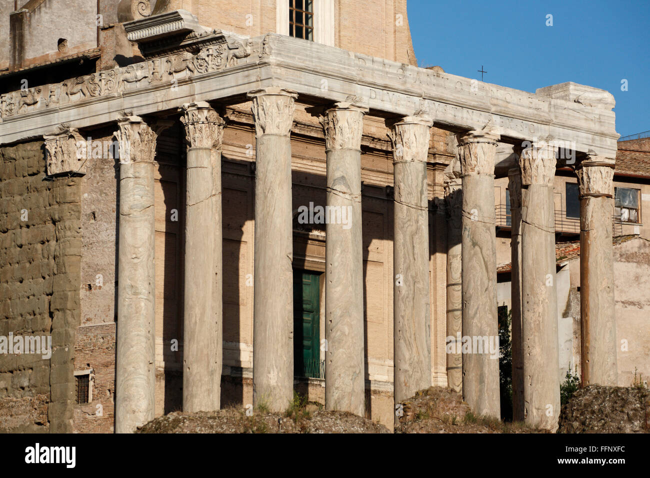 Tempel von Antonino und Faustina auf dem Forum Romanum, Rom, Italien; (Forum Romanum, Foro Romano) Stockfoto