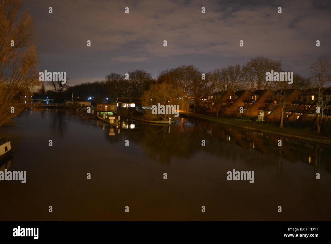 Blick über den Fluss Themse von Caversham, Brücke, Berkshire, UK zu lesen. (Bearbeitet) Charles Dye/Alamy Live-Nachrichten Stockfoto