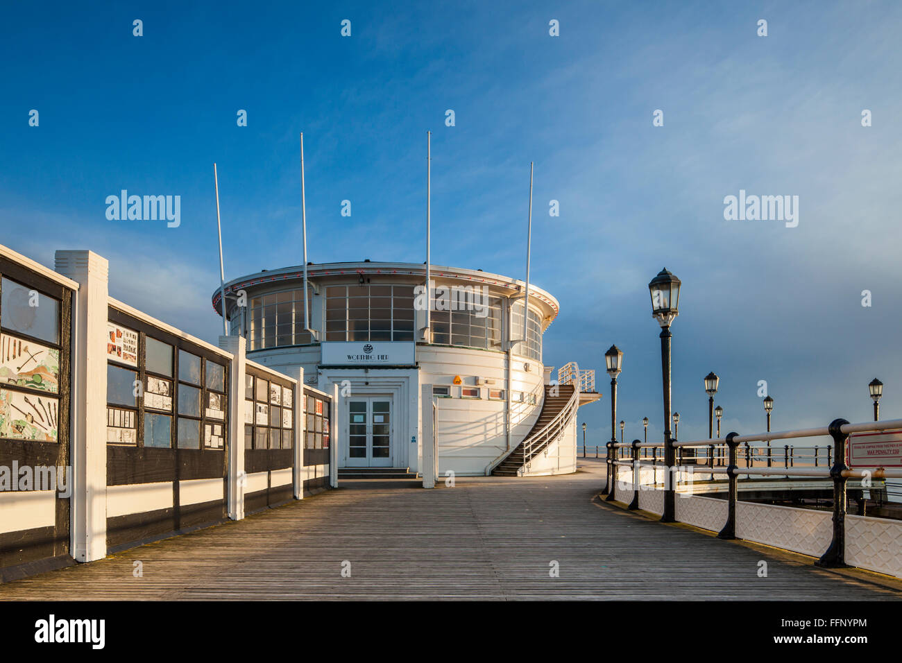 Winterabend in Worthing Pier, West Sussex, England. Stockfoto