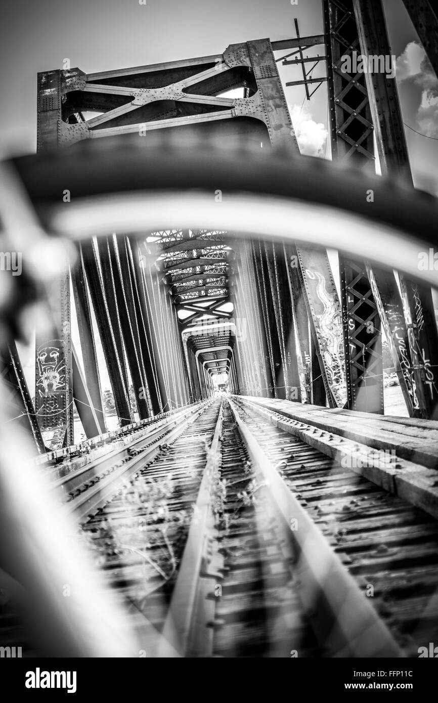 Tiefe Perspektive eine Stahlbrücke, Blick durch die Speichen eines Rades Stockfoto