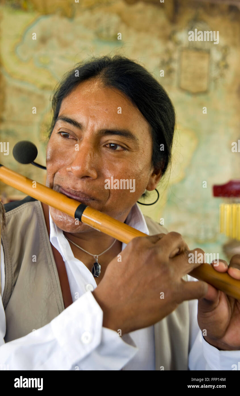 Ecuadorianische Musiker Flötenspiel in der Amazonas-region Stockfoto