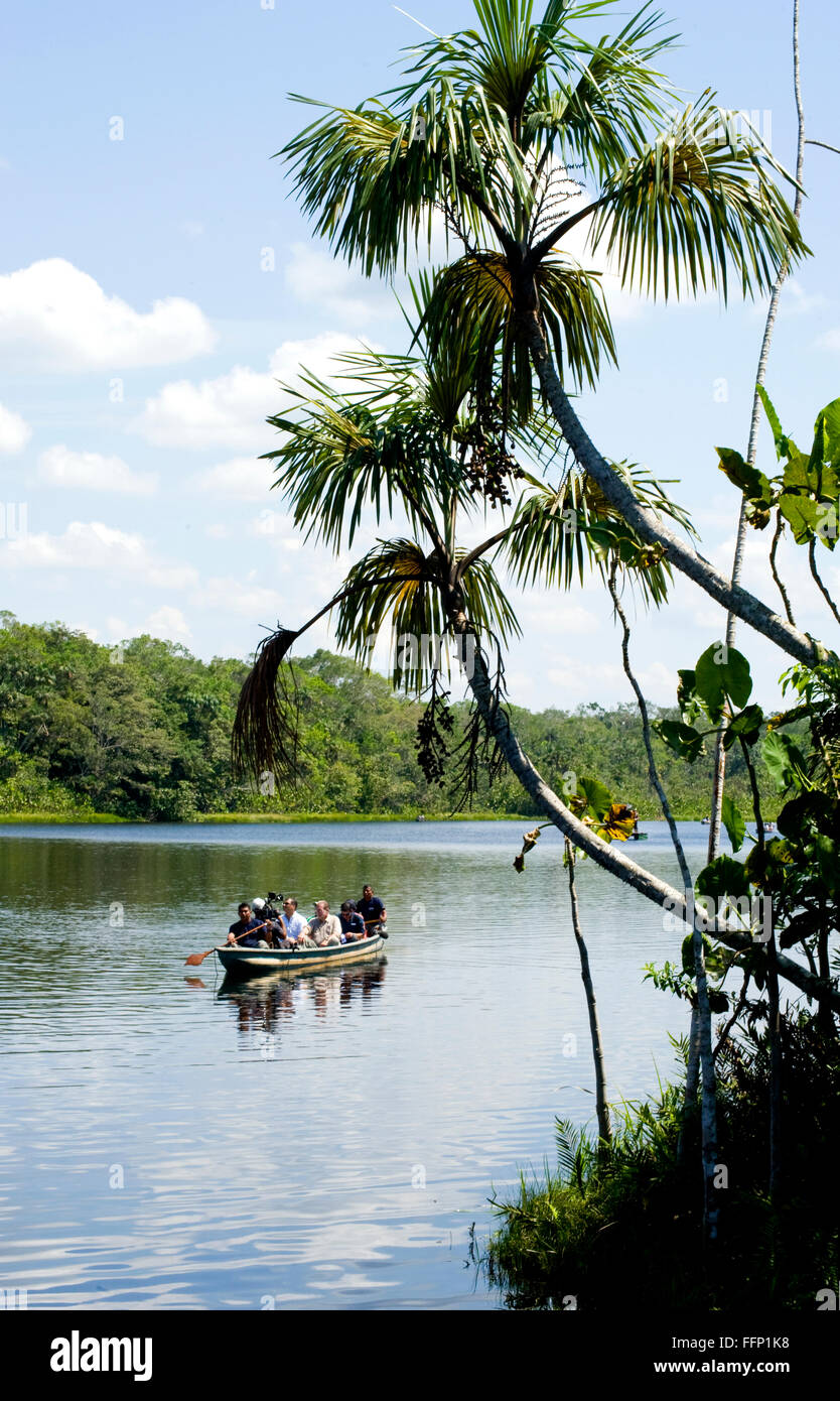 Menschen, die den Amazonas per Boot erkunden Stockfoto