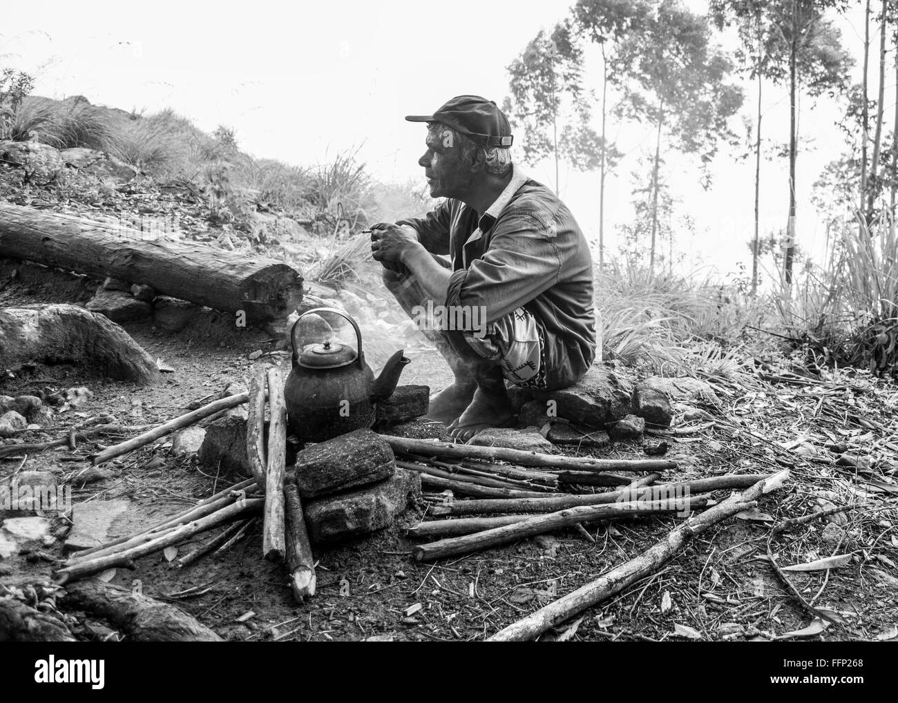 Ein Mann verkauft Kaffee an der Oberseite von Ella Berg Sri Lanka Stockfoto