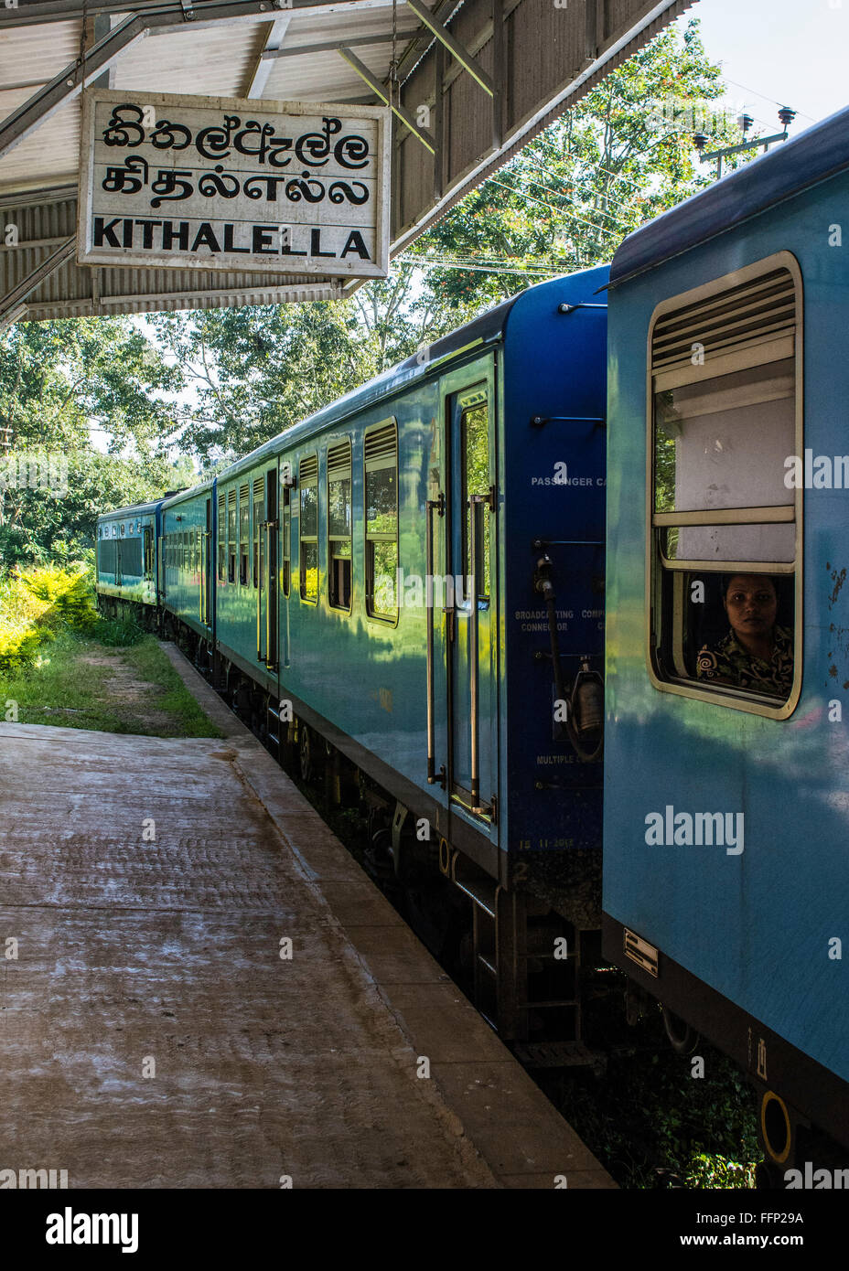 Ein kleiner Zug-Stop in den Hügeln von Sri Lanka Stockfoto