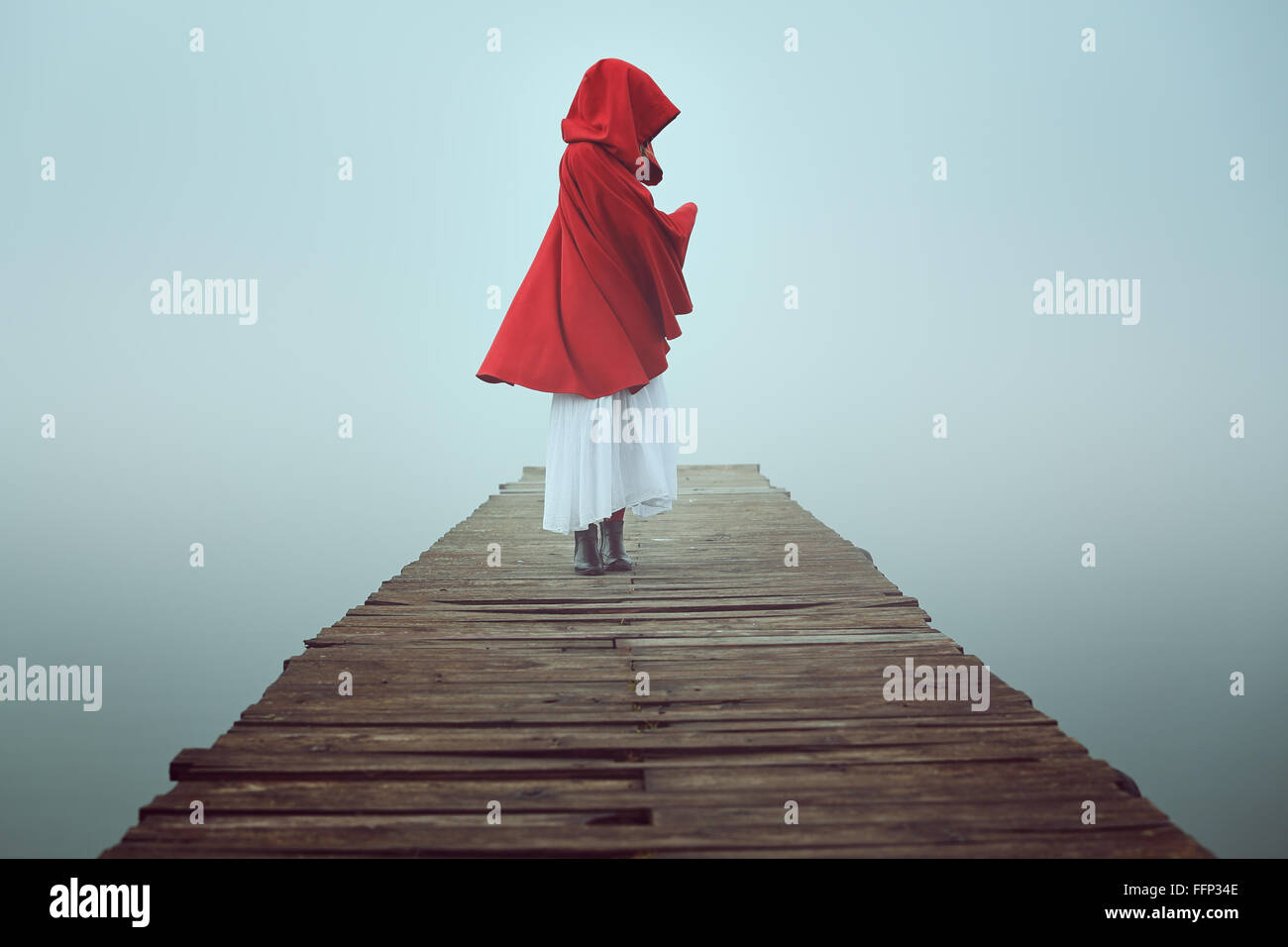 Dunkle wenig red Riding Hood im Nebel. Traum und surreale Farben Stockfoto