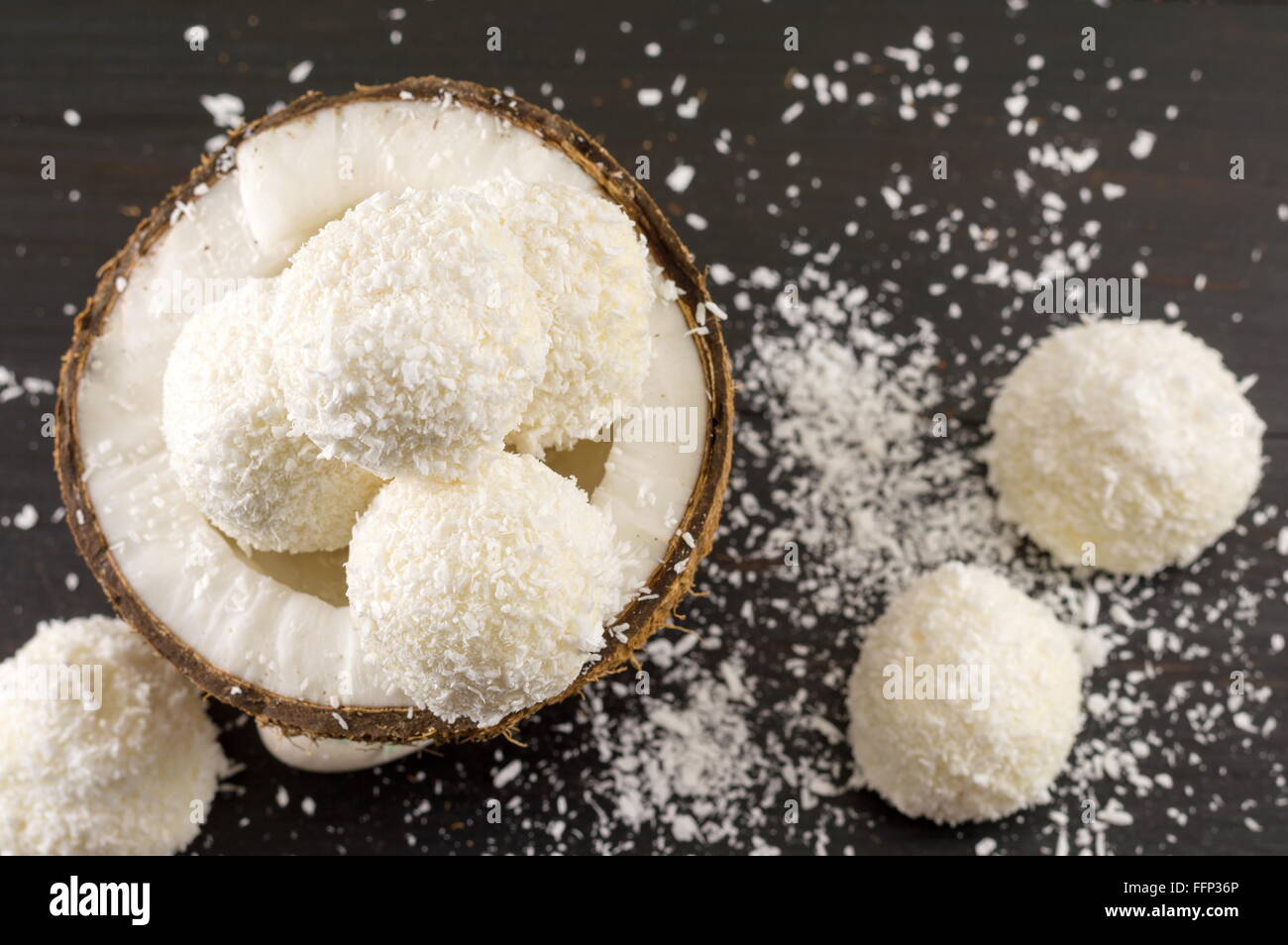 Frische Kokosnuss und Kokos Cookies auf dunklem Holz Stockfoto