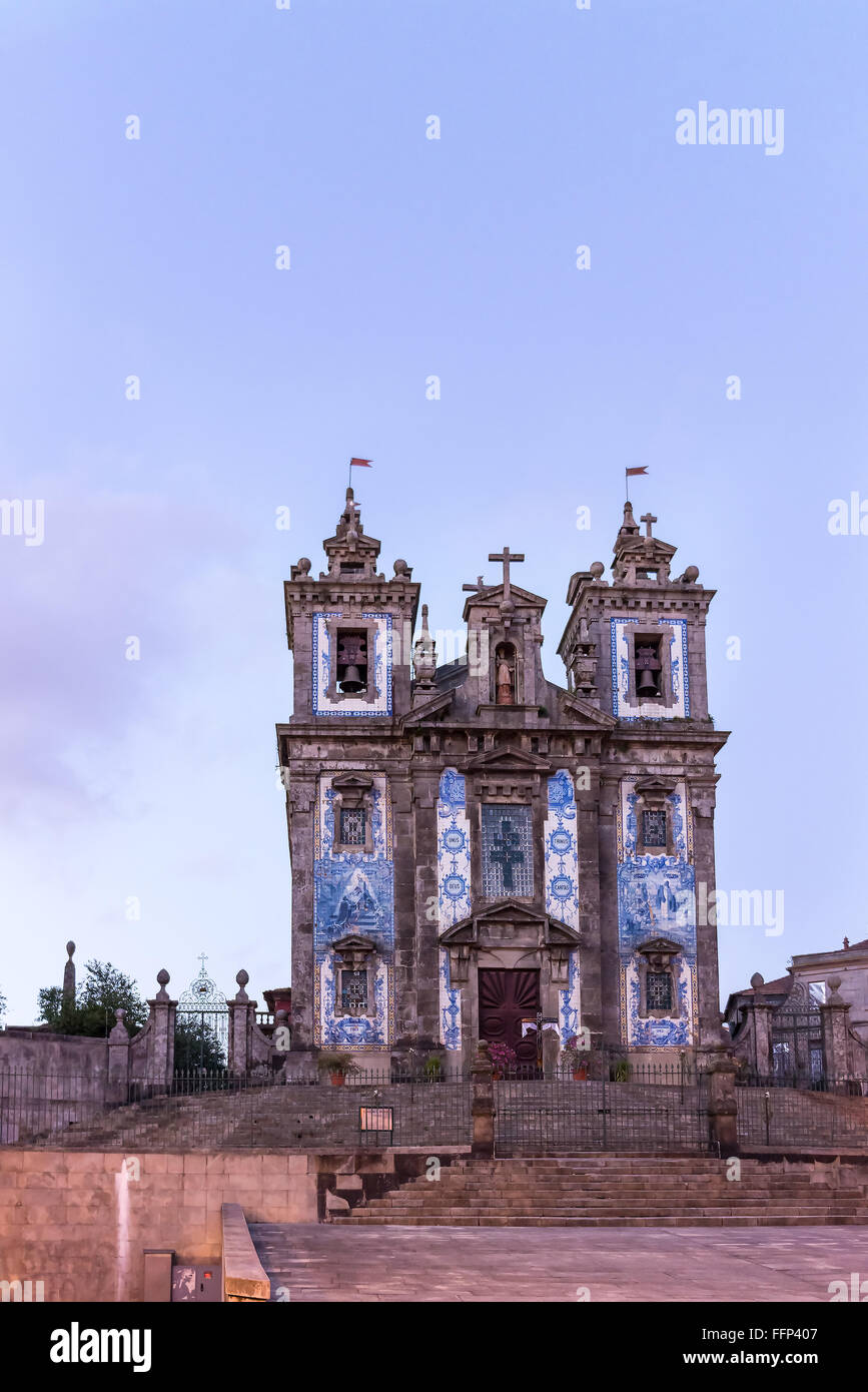 Alte Kirche von Heiligen Ildefonso (Igreja de Santo Ildefonso) bedeckt mit Azulejos Kacheln, Porto, Portugal Stockfoto