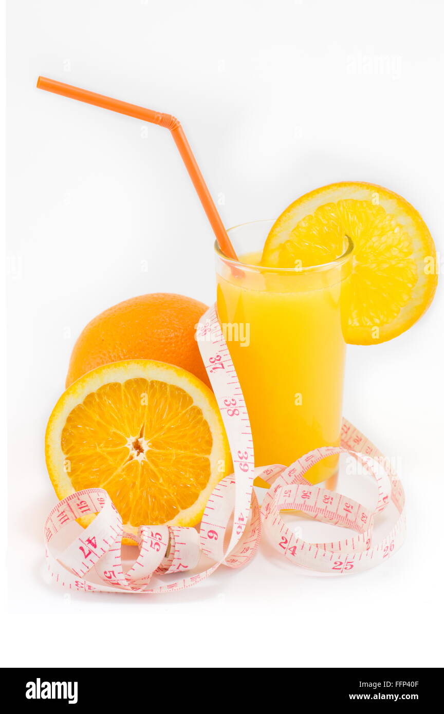 halbierte Orangen und frisch gepresster Orangensaft, isoliert auf weiss Stockfoto