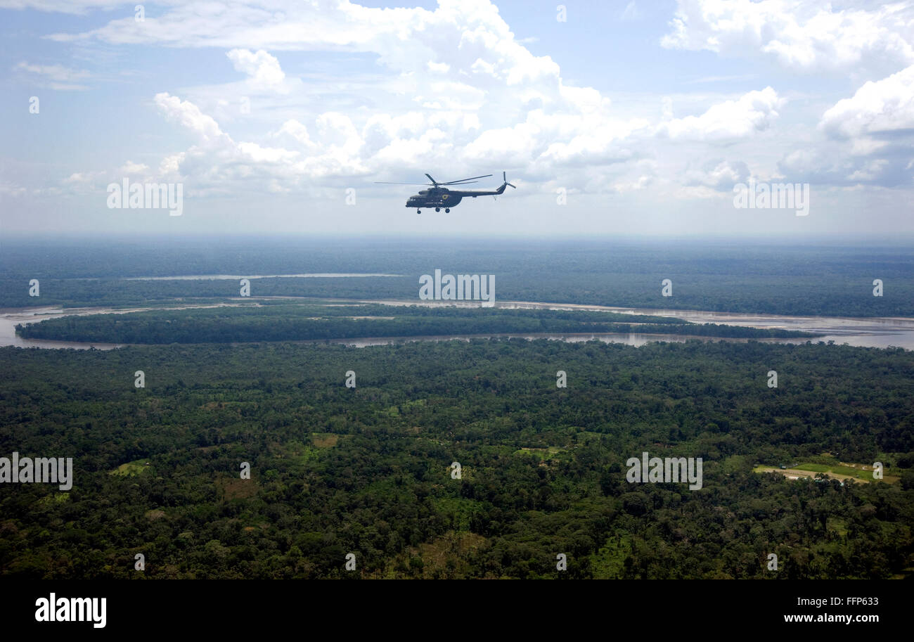 Hubschrauber fliegen über dem Amazonas in Ecuador. Stockfoto