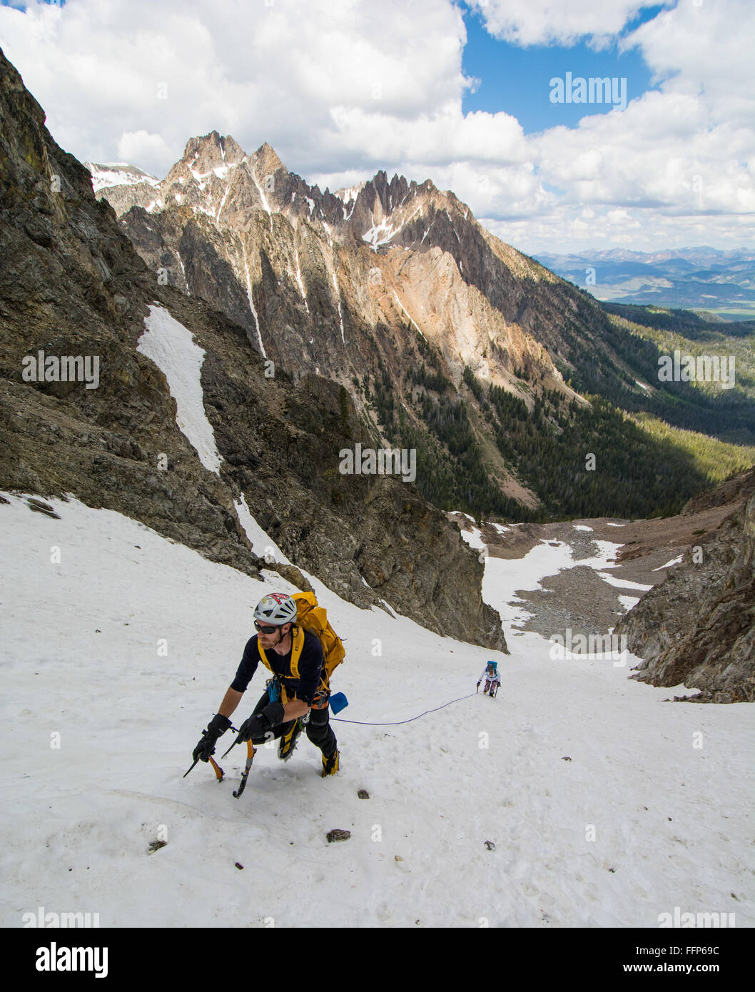 Brandon Prinz und Noelle Snyder Horstmann Peak 10.470 ft "Sichel Couloir" Klettern in der Nähe von Stanley, Idaho Stockfoto