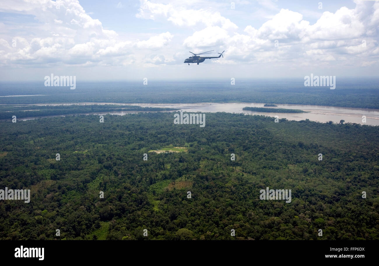 Hubschrauber fliegen über dem Amazonas in Ecuador. Stockfoto
